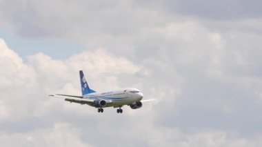 NOVOSIBIRSK, Rusya Federasyonu - 15 Temmuz 2022: Jet Boeing 737, Avia Trafiğinin EX-37010 'u Tolmachevo havaalanına iniş yapmak üzere, yan görüş. Avia Trafik Şirketi Kırgız Havayolları