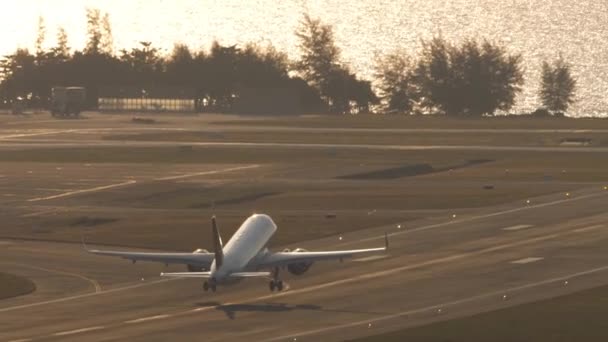 Passenger Plane Taking Sea Sunset Backlight Seawater Shine Travel Concept — стоковое видео