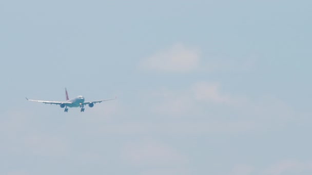 Unrecognizable Passenger Airliner Approaching Landing Front View Long Shot Air — стоковое видео