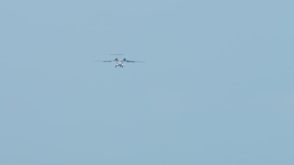 多用途运输机在索契机场着陆 民航双引擎喷气式飞机Uvp 飞机在飞行 — 图库视频影像