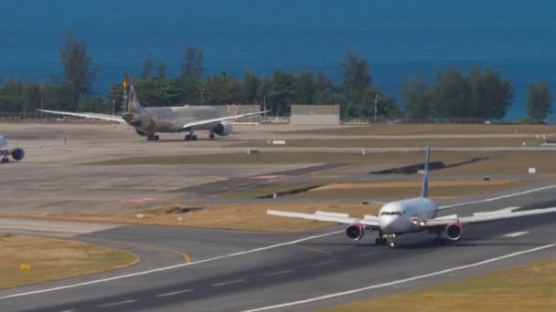 Phuket Thailand February 2023 Boeing 767 Azur Air Braking Landing — стоковое видео