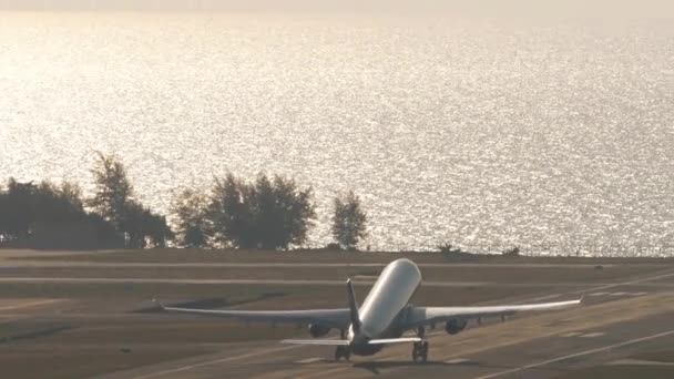 Airplane Takes Backlight Aircraft Climb Rear View Sea Radiance Sun — стоковое видео