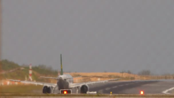 Unrecognizable Passenger Plane Speed Take Rear View Footage Airliner Departing — Stok video
