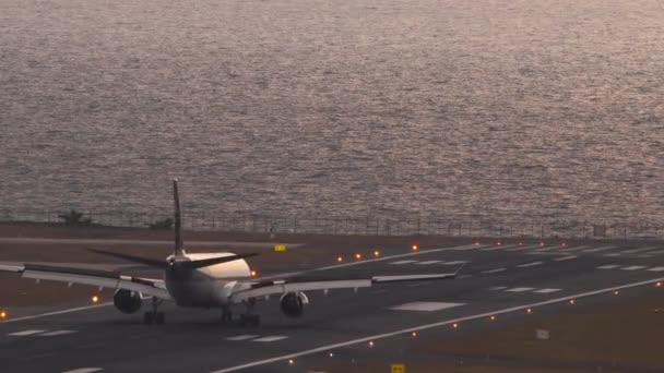 Cinematic Footage Airplane Braking Landing Sunset Phuket Airport Aircraft Arrival — Wideo stockowe