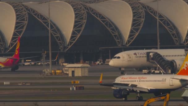 Bangkok Thailand 2023年3月01日 德鲁克喷气式飞机在苏瓦纳布机场降落后 不丹王国航空公司 飞机抵达的电影胶片 — 图库视频影像