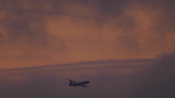 Jet Plane Flies Silhouette Night Airplane Leaving Aircraft Fly Away — стокове відео