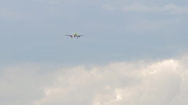 Záběry Nerozpoznatelného Tryskového Letadla Klesajícího Zamračenou Oblohu Letadlo Přistálo Blížíme — Stock video