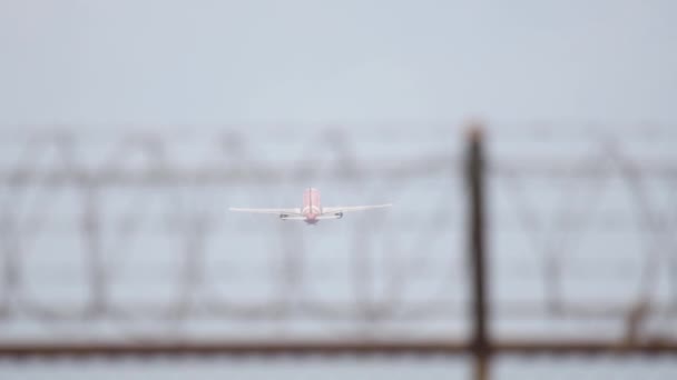 Passagiersvliegtuig Stijgt Klimt Achteraanzicht Verre Schot Vliegtuig Vertrek Internationaal Toerisme — Stockvideo