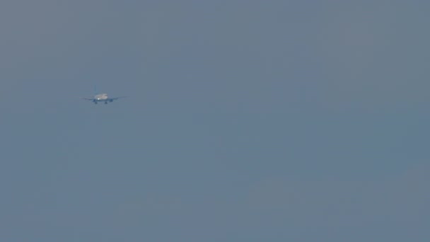 飞机在蓝天中飞行 全景尽收眼底 客机降落时降落 飞机在空中盘旋 — 图库视频影像