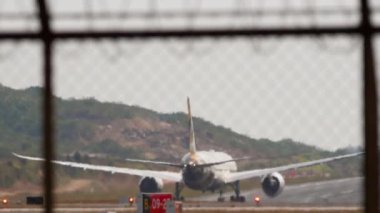 PHUKET, THAILAND - 15 Şubat 2023: uçak kalkıyor. Boeing 787 Dreamliner, Etihad Havayolları 'ndan A6-BNB Phuket Havaalanı' ndan kalkışa hazırlanıyor. Turizm ve seyahat kavramı