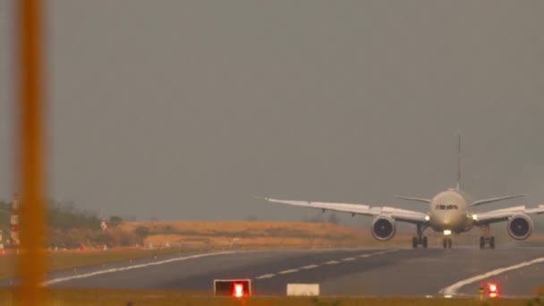 Passagiersvliegtuigen Arriveren Vooraanzicht Door Hek Luchthaven Flaps Omhoog Remmen Luchtverkeer — Stockvideo