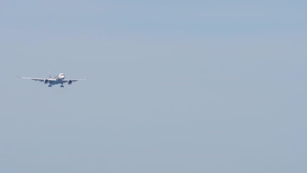 Phuket Thailand February 2023 エアバスA350 Lwfフィニアがプーケット空港に着陸する前に近づいている 飛行機が飛ぶ ロングショット 観光と旅行のコンセプト — ストック動画