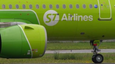 NOVOSIBIRSK, RUSSIAN FEDERASYONU - 15 Temmuz 2022: Jet Airbus A320neo, RA-73425 S7 Airlines Tolmachevo havaalanında taksicilik yapıyor, yan görüş. Yolcu uçağı, havaalanı.
