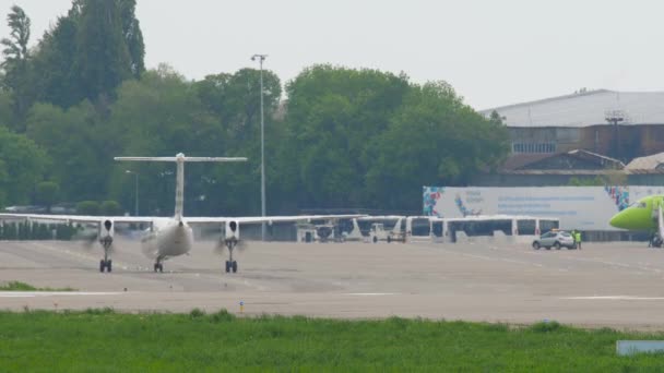 Almaty Kazakhstan 2019年5月4日 涡轮螺旋桨无法辨认的飞机在阿拉木图机场滑行 后视镜 — 图库视频影像