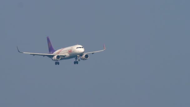 Phuket Tailandia Febrero 2023 Avión Civil Thai Smile Acercándose Descendiendo — Vídeos de Stock