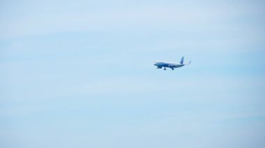 PHUKET, THAILAND - 12 Şubat 2023: Indigo 'dan Airbus A321 Phuket havaalanına inmeden önce yaklaşıyor. Uçak uçakları, uzak ihtimal. Gökyüzünde bir uçak. Turizm ve seyahat kavramı