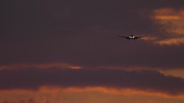 喷气式飞机接近着陆 美丽的夜空 乌云密布的火红落日的天空背景 焦虑的概念 — 图库视频影像