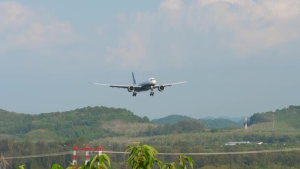 Avião Jato Voa Sobre Colinas Aproximando Para Aterrar Transportadora Aérea — Vídeo de Stock
