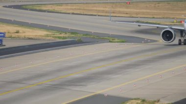 FRANKFURT AM MAIN, ALMANY - 19 Temmuz 2017: Frankfurt Havaalanı 'nda Lufthansa uçağı taksicilik yapıyor. Yolcu jetinin gelişinin ön görüntüsü. Turizm ve seyahat kavramı