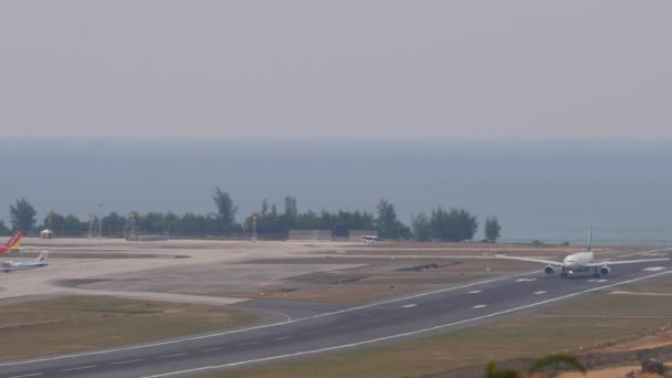 Phuket Thailand Február 2023 Cathay Pacific Airbus A330 Járata Felszáll — Stock videók