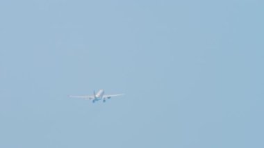 Yolcu uçağı kalkıyor, dikiz aynasından. Jet uçakları uçup gider, uzak ihtimal. Uçak kalkıyor. Turizm ve seyahat kavramı