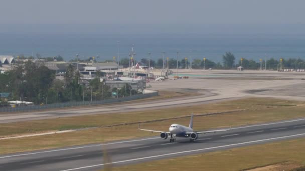 Phuket Thailand February 2023 飛行機エアバスA320 インディゴゴのVt Iphは離陸して登り 着陸ギアが閉じています Indiago インドの民間低コスト航空会社 — ストック動画