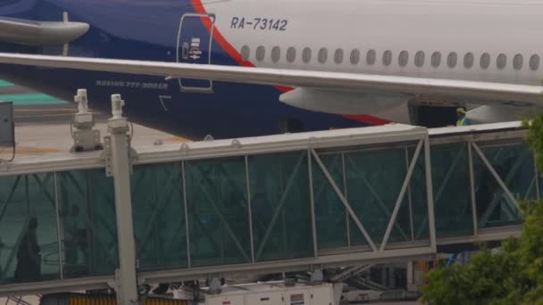 Phuket Thailand 2023年2月25日 望远镜舷梯 乘客离开飞机 波音777航空宽体飞机为背景 — 图库视频影像