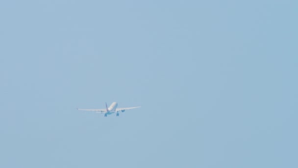 Passagierflugzeug Hebt Rückansicht Düsenflugzeuge Fliegen Davon Weitschuss Abflug Tourismus Und — Stockvideo