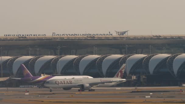 Bangkok Tailandia Enero 2023 Aviones Boeing 777 Fuselaje Ancho Qatar — Vídeos de Stock