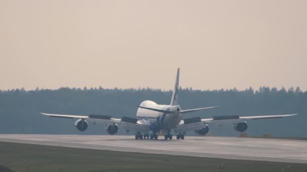 모스크바 러시아 페더레이션 2021 셰레메티예보 공항에 Airbridgecargo 제동의 747 후면보기 — 비디오