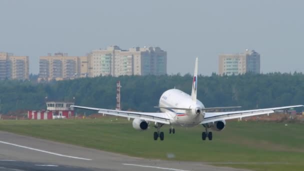 莫斯科 俄罗斯联邦 2020年9月13日 客机超级喷气式飞机在Sheremetyevo机场着陆 着陆和刹车 后视镜 抵达机场的商业飞机 — 图库视频影像