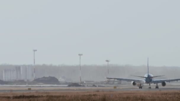 Aviones Reacción Con Una Librea Irreconocible Girando Aeródromo Neblina Concepto — Vídeos de Stock