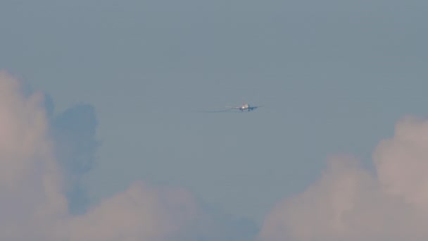 Avion Vole Ciel Nuageux Arrière Plan Avion Réaction Passagers Approchant — Video