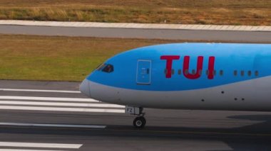 PHUKET, THAILAND - 19 Şubat 2023: Phuket Havaalanında taksicilik yapan TUI Fly 'ın Boeing 787 Dreamliner uçağı. Taksiyoldaki uçak, pist. Havaalanındaki uçak. Turizm ve seyahat kavramı
