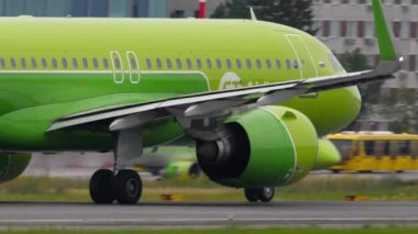 NOVOSIBIRSK, Rusya Federasyonu - 15 Temmuz 2022: S7 Airlines uçağı Tolmachevo havaalanından kalkmadan önce hızlandı. Yolcu uçağı kalkıyor. Havaalanı