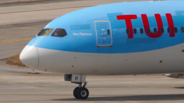 Phuket Thailand 2023年2月13日 喷气飞机波音787梦幻客机在普吉机场的Tui滑行 飞机在跑道上 外驾驶舱的特写 — 图库视频影像