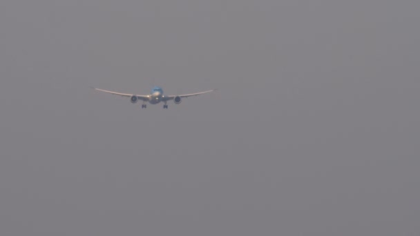飞机接近着陆 下降到机场 前视镜 远距离拍摄 — 图库视频影像