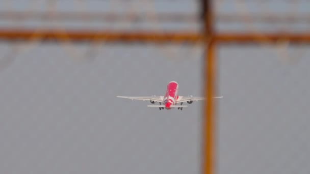 喷气式飞机飞走了 拍了很久 飞机起飞时被枪击 然后离开 乘客航班起飞 通过机场围栏观看 — 图库视频影像