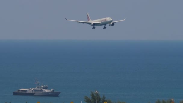 2023년 20일 공항에 착륙하는 카타르 항공의 비행기 비행기 배경입니다 — 비디오