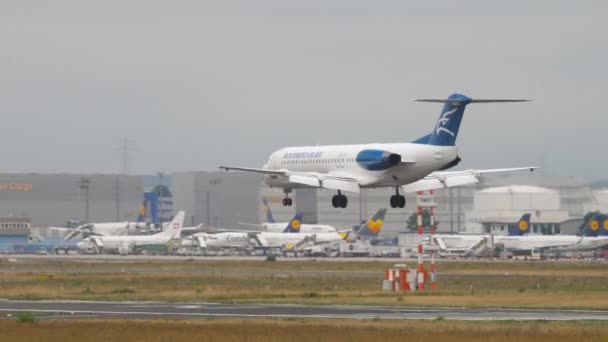 Frankfurt Main Γερμανία Ιουλίου 2017 Επιβατικό Αεροπλάνο Της Montenegro Airlines — Αρχείο Βίντεο
