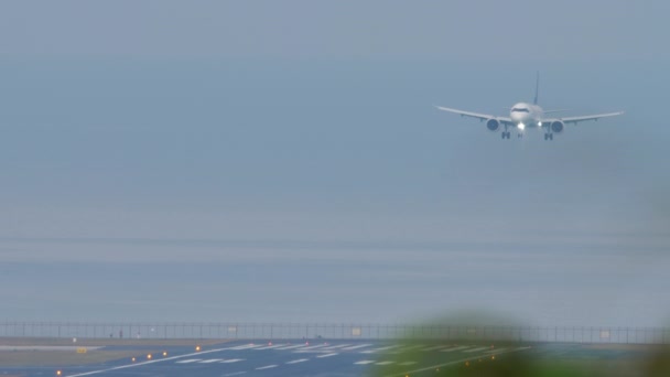 수없는 착륙에 접근하는 항공기의 하늘에 여객기 — 비디오