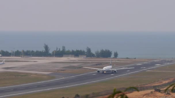 2023년 13일 공항에서 캐세이패시픽 이륙의 비행기 에어버스 A330의 제트기 비행기 — 비디오