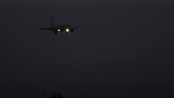 Sotschi Russland Juli 2022 Flugzeug Dunkle Silhouette Landeanflug Der Nacht — Stockvideo