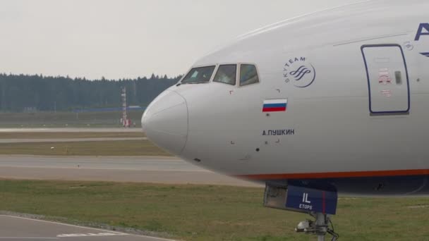 모스크바 러시아 페더레이션 2021년 29일 셰레메티예보 공항에서 에어로플로트 택시의 비행기 — 비디오