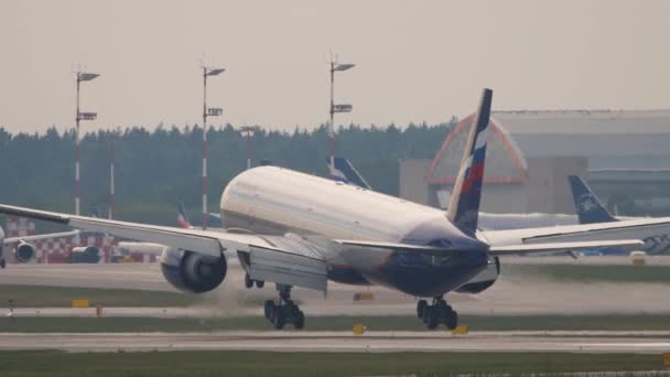 莫斯科 俄罗斯联邦 2021年7月29日 Widebody喷气式飞机在Sheremetyevo机场着陆 触碰和刹车 波音777 3M0Er 机场Vq Bqe抵达 后视镜 — 图库视频影像