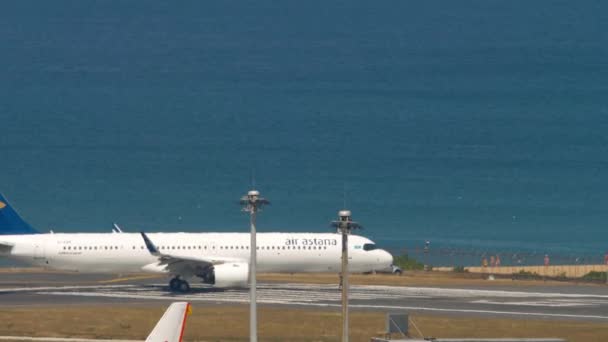 Phuket Thailand Fevereiro 2023 Jato Passageiros Airastana Taxiando Pista Aeroporto — Vídeo de Stock