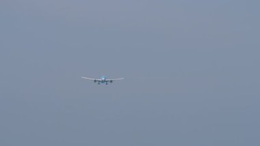 İnişten önce sivil uçak yaklaşıyor. Ticari uçak sinekleri, alçalıyorlar, ön manzara. Gökyüzünde uzun mesafeli bir uçuş. Turizm ve seyahat kavramı
