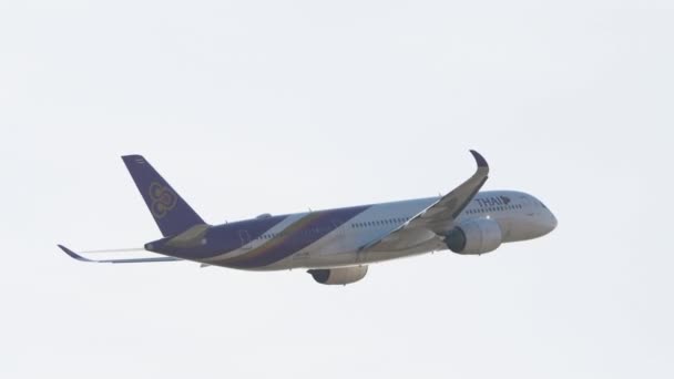 バンコック Thailand January 2023 エアバスA350 タイ航空のHs Thkは スワンナプーム空港で離陸します サイドビュー 飛行機の出発 — ストック動画