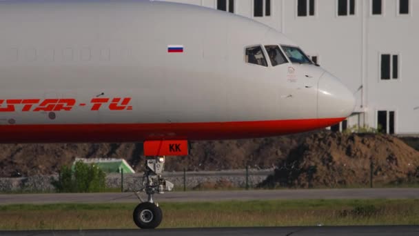 ノボシビルスク ロシア連邦フェデレーション 2020年6月17日 トルマシェフ空港でタクシーに乗るボーイング757アビスタ Tu貨物飛行機 タクシーウェイの航空輸送 — ストック動画