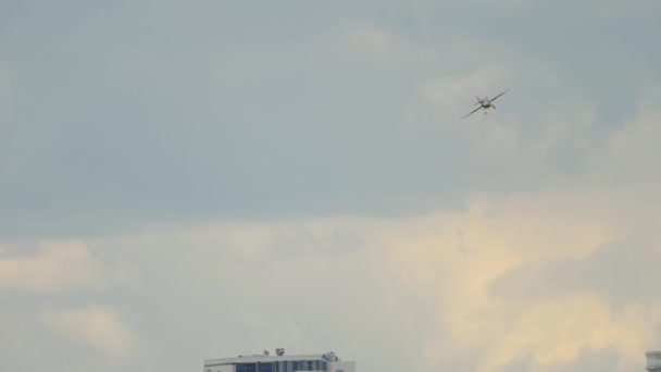 在喀山举行的空中表演特技表演的运动轻型引擎飞机 — 图库视频影像